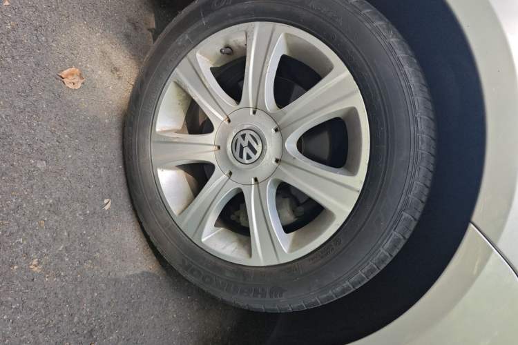 Used Volkswagen Lavida 2008 1.6L Manual Premium Edition Right Front Wheel Hub