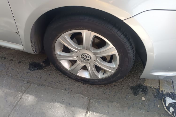 Used Volkswagen Lavida 2008 1.6L Manual Premium Edition Right Front Wheel Hub