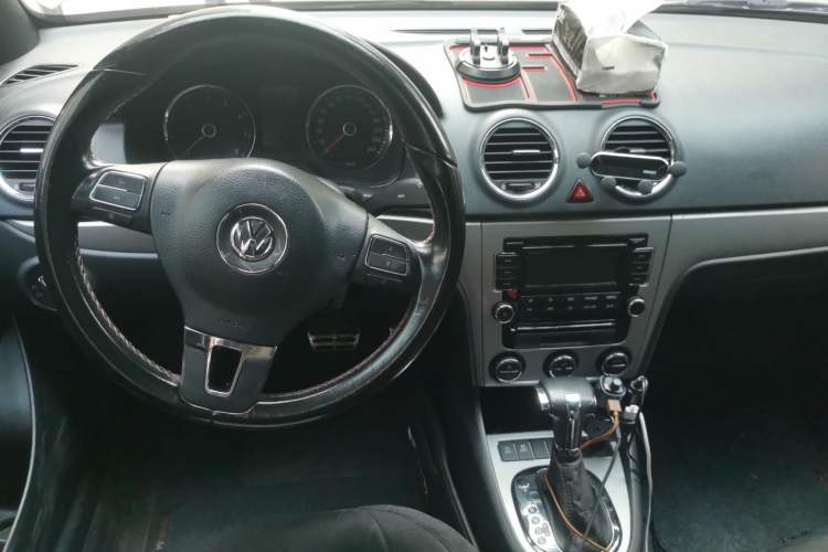 Used Volkswagen Lavida 2010 1.4TSI Sport Edition Center Console