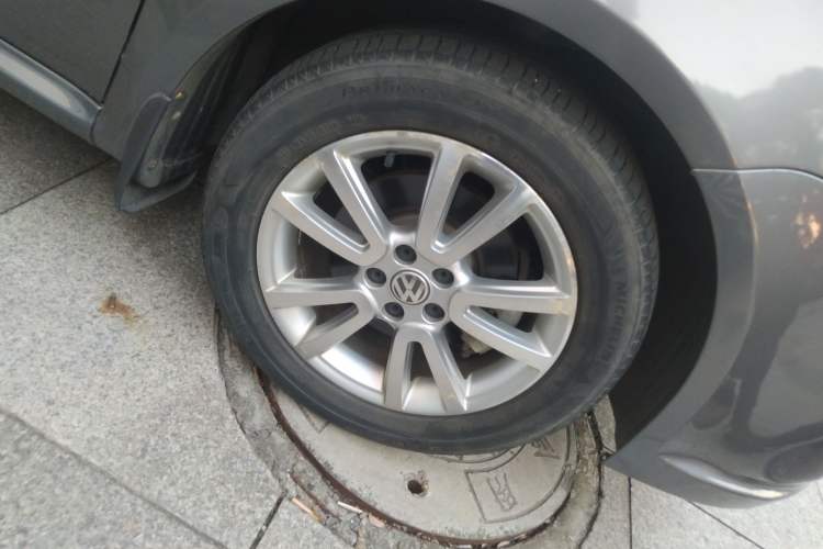 Used Volkswagen Lavida 2010 1.4TSI Sport Edition Right Front Wheel Hub