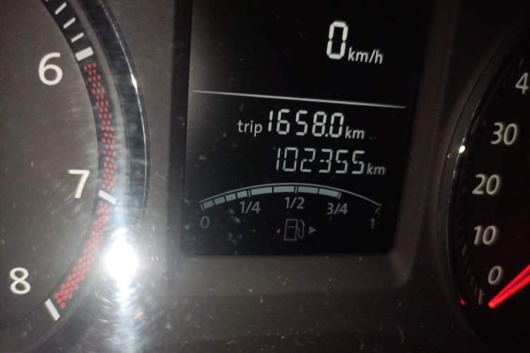 Used Volkswagen Lavida 2010 1.4TSI Sport Edition Odometer Close Up