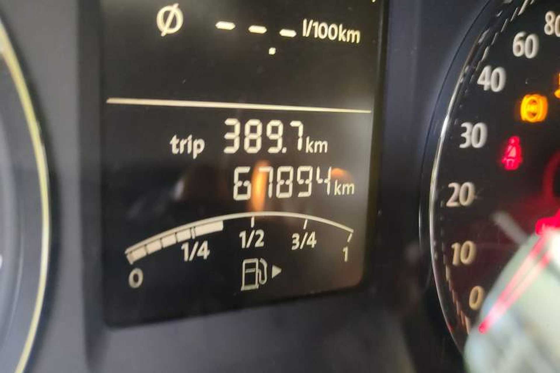 Used Volkswagen Lavida 2010 1.4TSI Sport Edition Odometer Close Up