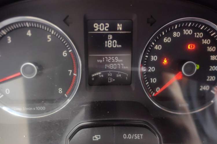 Used Volkswagen Lavida 2010 1.4TSI Sport Edition Odometer Close Up