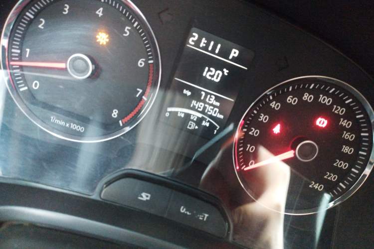 Used Volkswagen Lavida 2010 1.4TSI Sport Edition Odometer Close Up