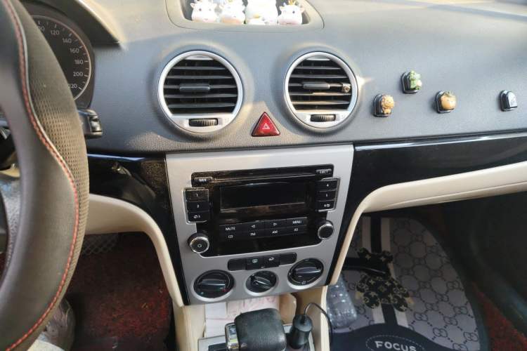 Used Volkswagen Lavida 2011 1.6L Automatic PinYou Edition Audio And AC Panel