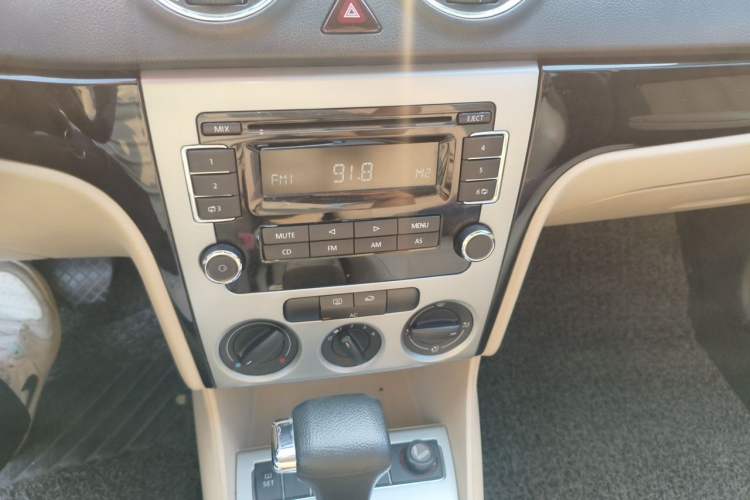 Used Volkswagen Lavida 2011 1.6L Automatic Premium Edition Audio And AC Panel