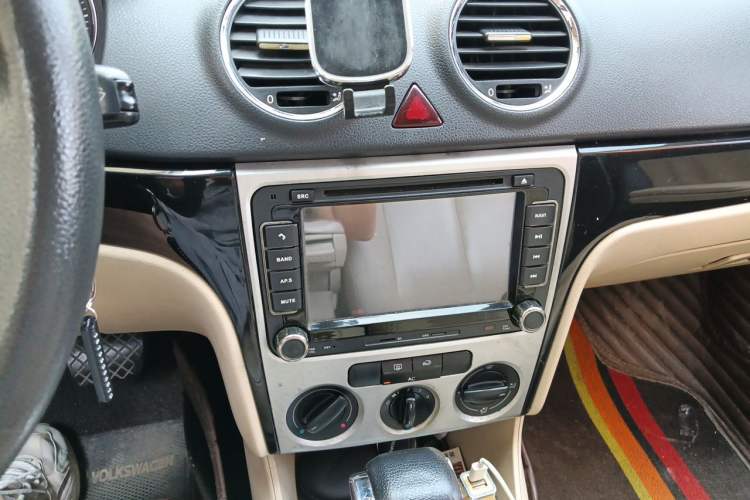 Used Volkswagen Lavida 2011 1.6L Automatic Premium Edition Audio And AC Panel