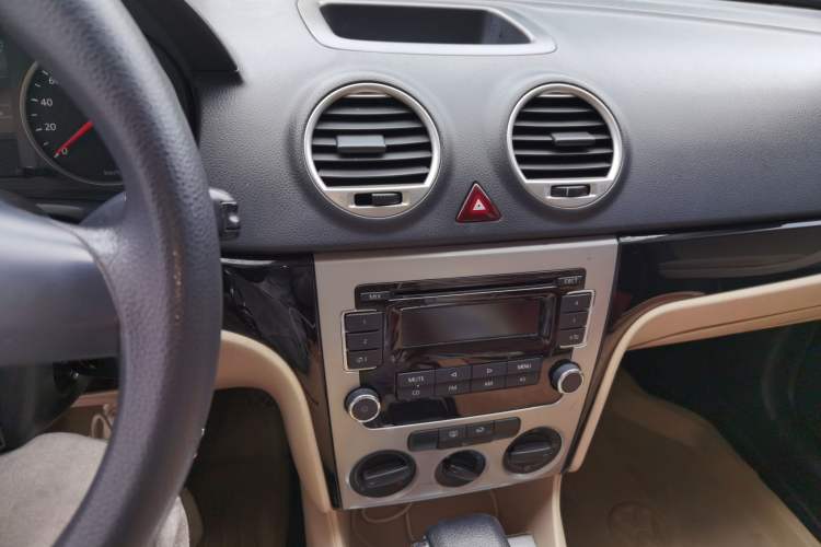 Used Volkswagen Lavida 2011 1.6L Automatic PinYou Edition Audio And AC Panel