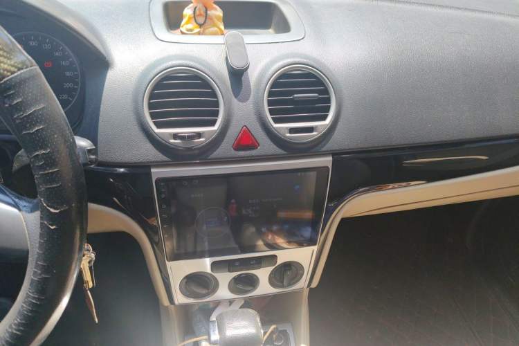 Used Volkswagen Lavida 2011 1.6L Automatic PinYou Edition Audio And AC Panel