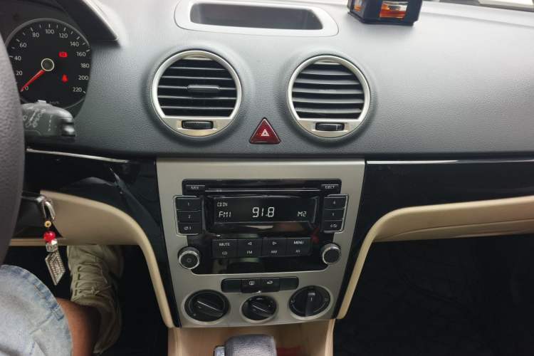 Used Volkswagen Lavida 2011 1.6L Automatic PinYou Edition Audio And AC Panel