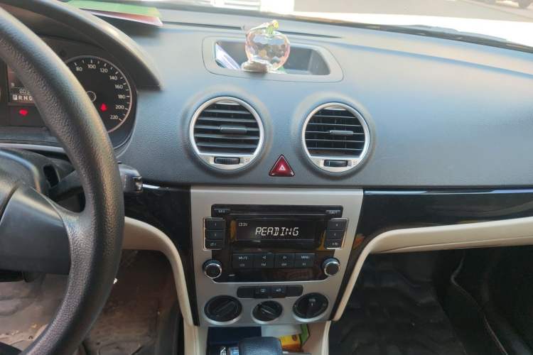 Used Volkswagen Lavida 2011 1.6L Automatic PinYou Edition Audio And AC Panel