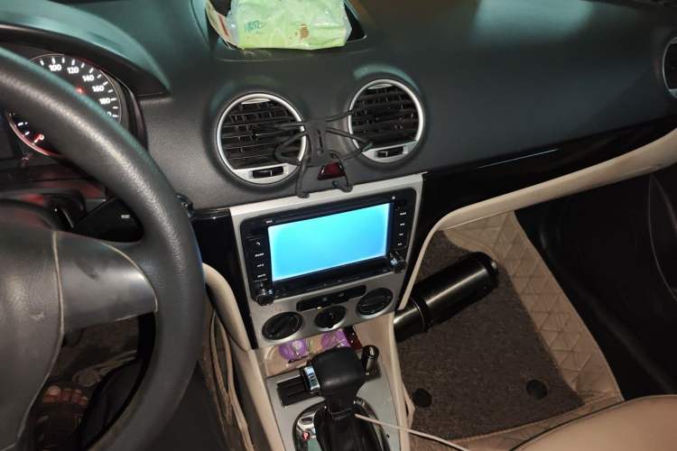 Used Volkswagen Lavida 2011 1.6L Automatic PinYou Edition Audio And AC Panel