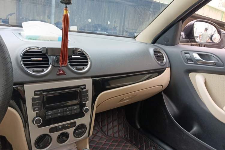 Used Volkswagen Lavida 2011 1.6L Manual - Premium Edition Audio And AC Panel