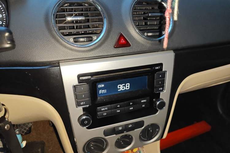 Used Volkswagen Lavida 2011 1.6L Manual - Premium Edition Audio And AC Panel