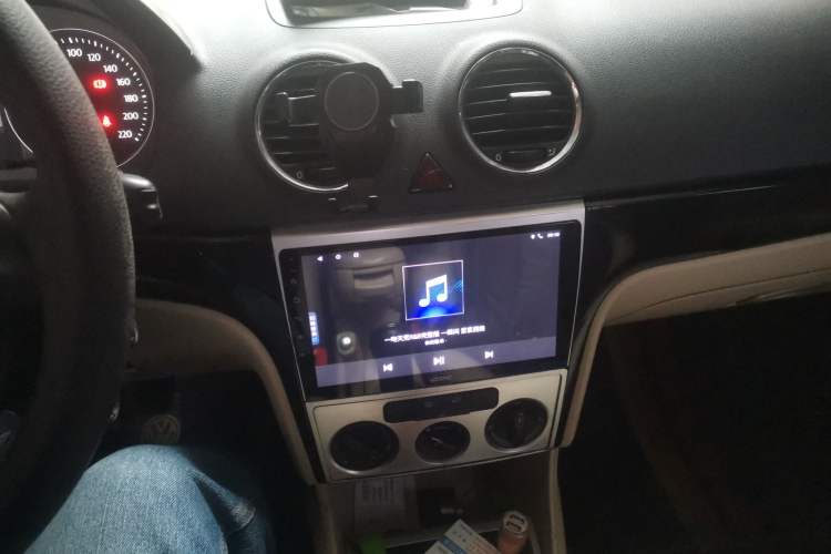 Used Volkswagen Lavida 2011 1.6L Manual - Premium Edition Audio And AC Panel