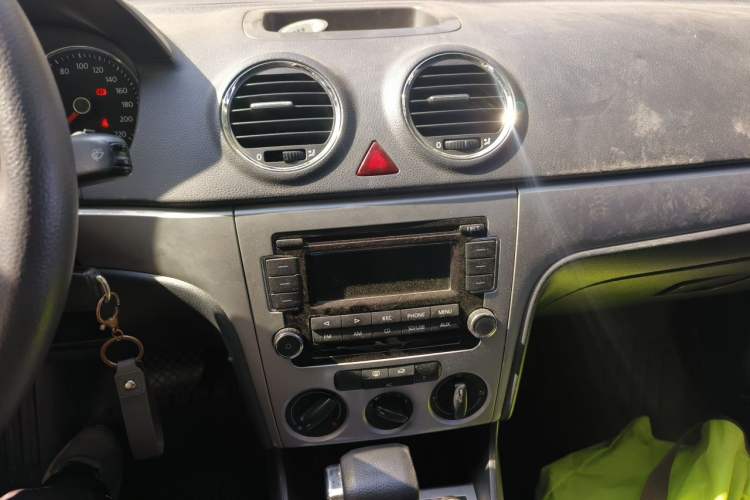 Used Volkswagen Lavida 2011 1.6L Automatic Premium Edition Audio And AC Panel