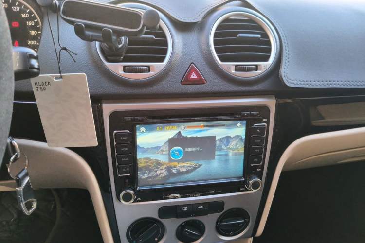Used Volkswagen Lavida 2011 1.6L Automatic PinYou Edition Audio And AC Panel