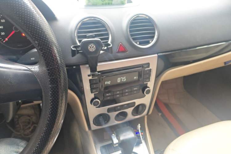 Used Volkswagen Lavida 2011 1.6L Automatic Premium Edition Audio And AC Panel