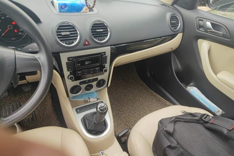 Used Volkswagen Lavida 2011 1.6L Manual - Premium Edition Audio And AC Panel