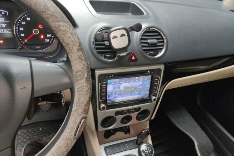 Used Volkswagen Lavida 2011 1.6L Manual - Premium Edition Audio And AC Panel