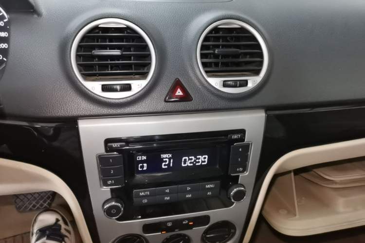 Used Volkswagen Lavida 2011 1.6L Automatic PinYou Edition Audio And AC Panel
