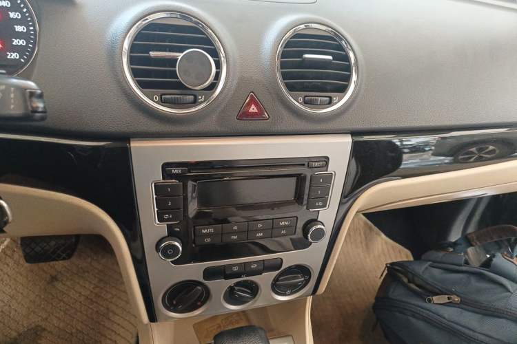 Used Volkswagen Lavida 2011 1.6L Automatic Premium Edition Audio And AC Panel