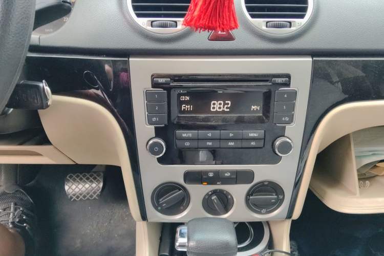 Used Volkswagen Lavida 2011 1.6L Automatic PinYou Edition Audio And AC Panel