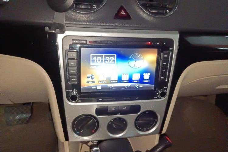 Used Volkswagen Lavida 2011 1.6L Automatic Premium Edition Audio And AC Panel