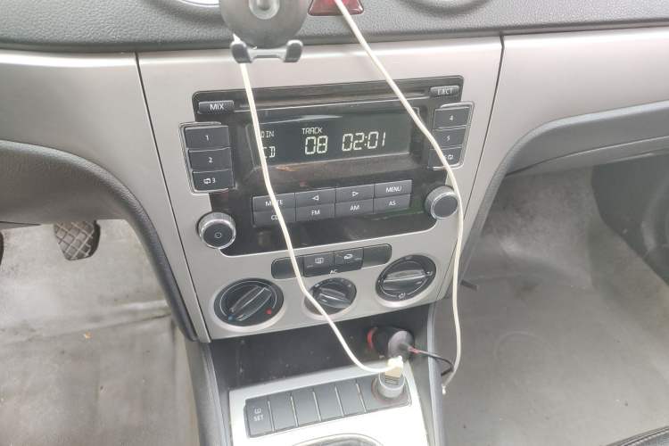 Used Volkswagen Lavida 2011 1.6L Manual - Premium Edition Audio And AC Panel