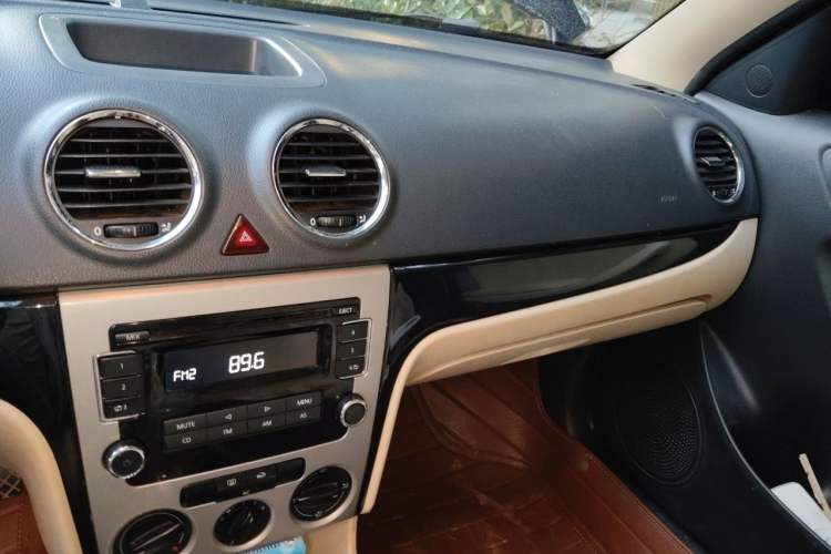 Used Volkswagen Lavida 2011 1.6L Automatic Premium Edition Audio And AC Panel