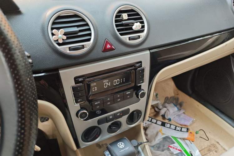 Used Volkswagen Lavida 2011 2.0L Automatic Premium Edition Audio And AC Panel