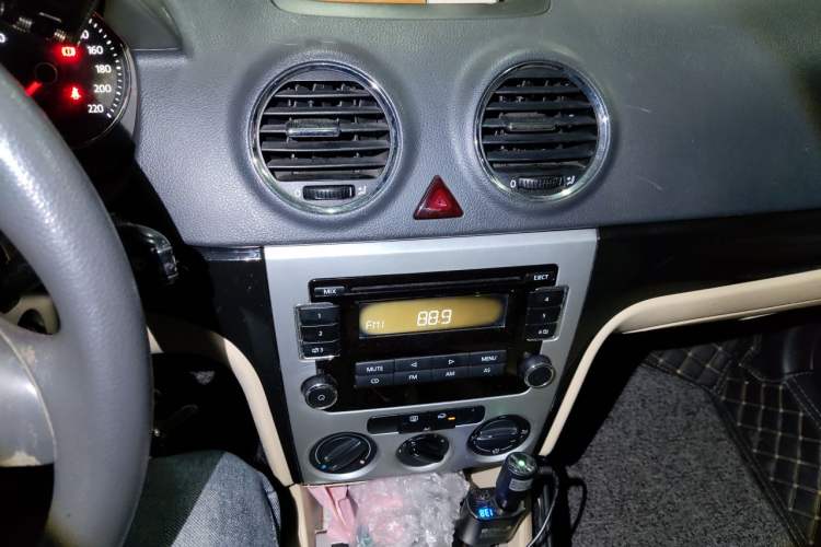 Used Volkswagen Lavida 2011 1.6L Manual - Premium Edition Audio And AC Panel