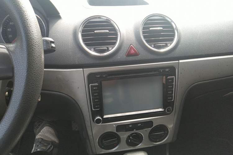 Used Volkswagen Lavida 2011 1.6L Automatic Premium Edition Audio And AC Panel