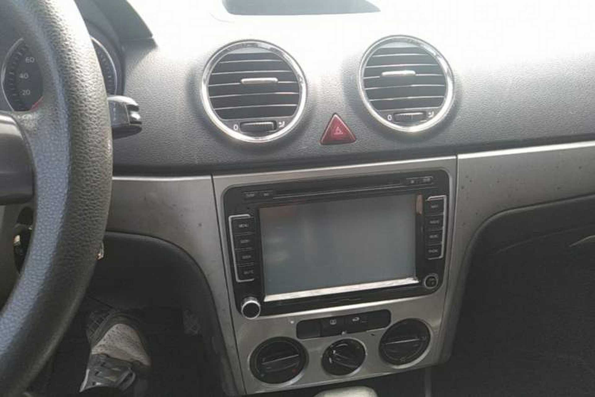 Used Volkswagen Lavida 2011 1.6L Automatic Premium Edition Audio And AC Panel