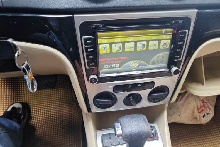 Used Volkswagen Lavida 2011 1.6L Automatic Premium Edition Audio And AC Panel