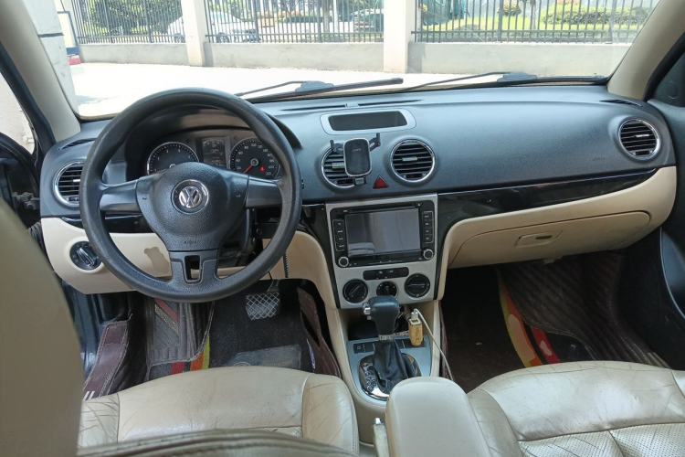 Used Volkswagen Lavida 2011 1.6L Automatic Premium Edition Center Console