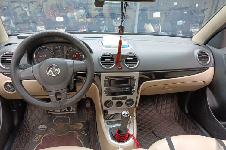 Used Volkswagen Lavida 2011 1.6L Manual - Premium Edition Center Console