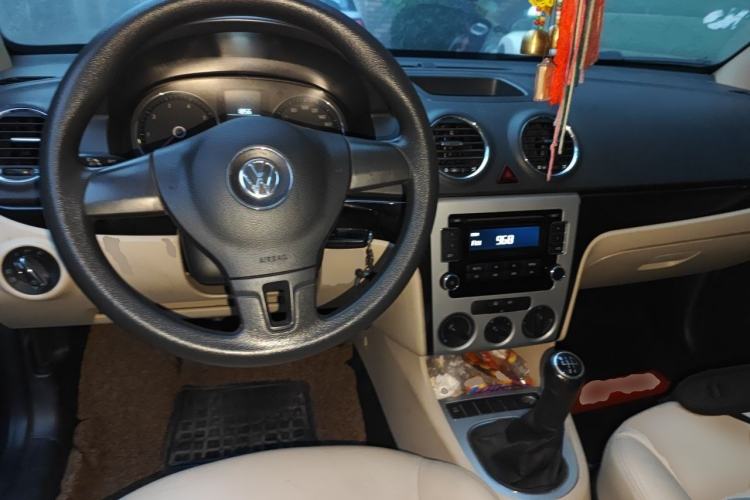 Used Volkswagen Lavida 2011 1.6L Manual - Premium Edition Center Console