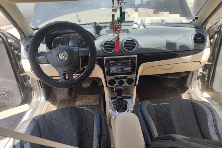 Used Volkswagen Lavida 2011 1.6L Automatic Premium Edition Center Console