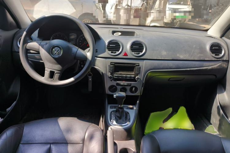 Used Volkswagen Lavida 2011 1.6L Automatic Premium Edition Center Console