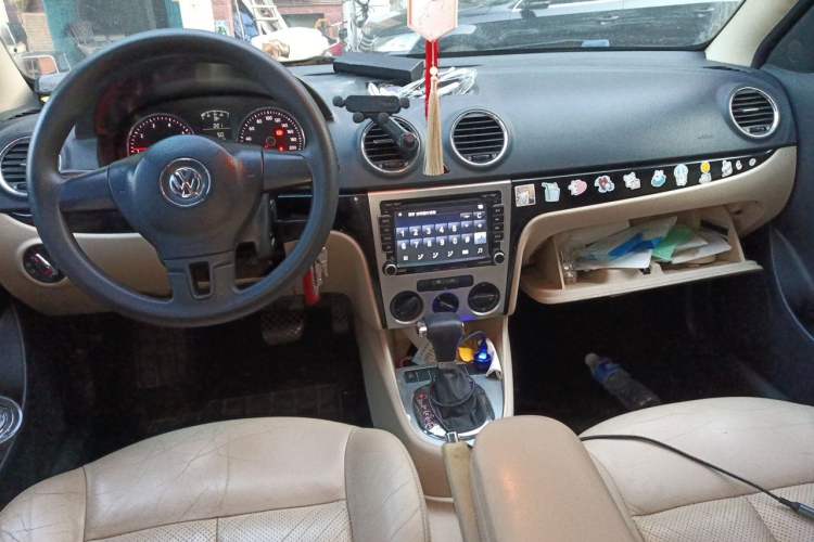 Used Volkswagen Lavida 2011 1.6L Automatic Premium Edition Center Console