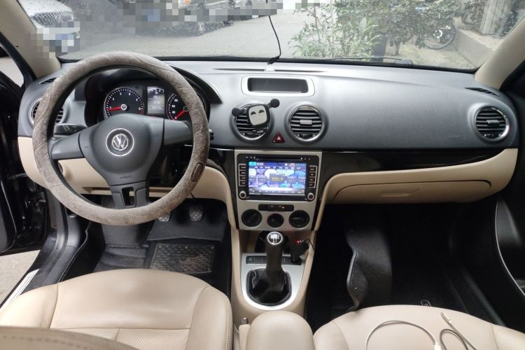 Used Volkswagen Lavida 2011 1.6L Manual - Premium Edition Center Console