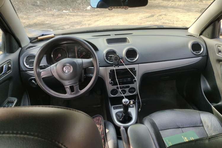 Used Volkswagen Lavida 2011 1.6L Manual - Premium Edition Center Console