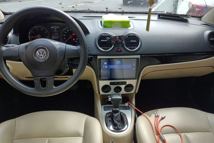 Used Volkswagen Lavida 2011 1.6L Automatic Premium Edition Center Console