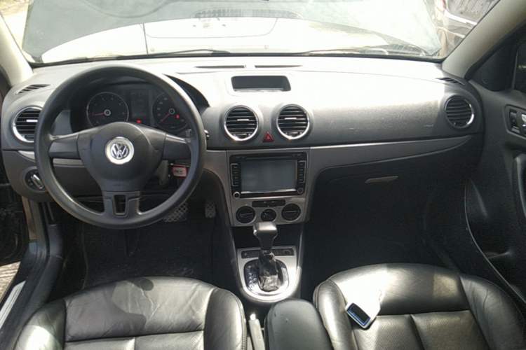 Used Volkswagen Lavida 2011 1.6L Automatic Premium Edition Center Console