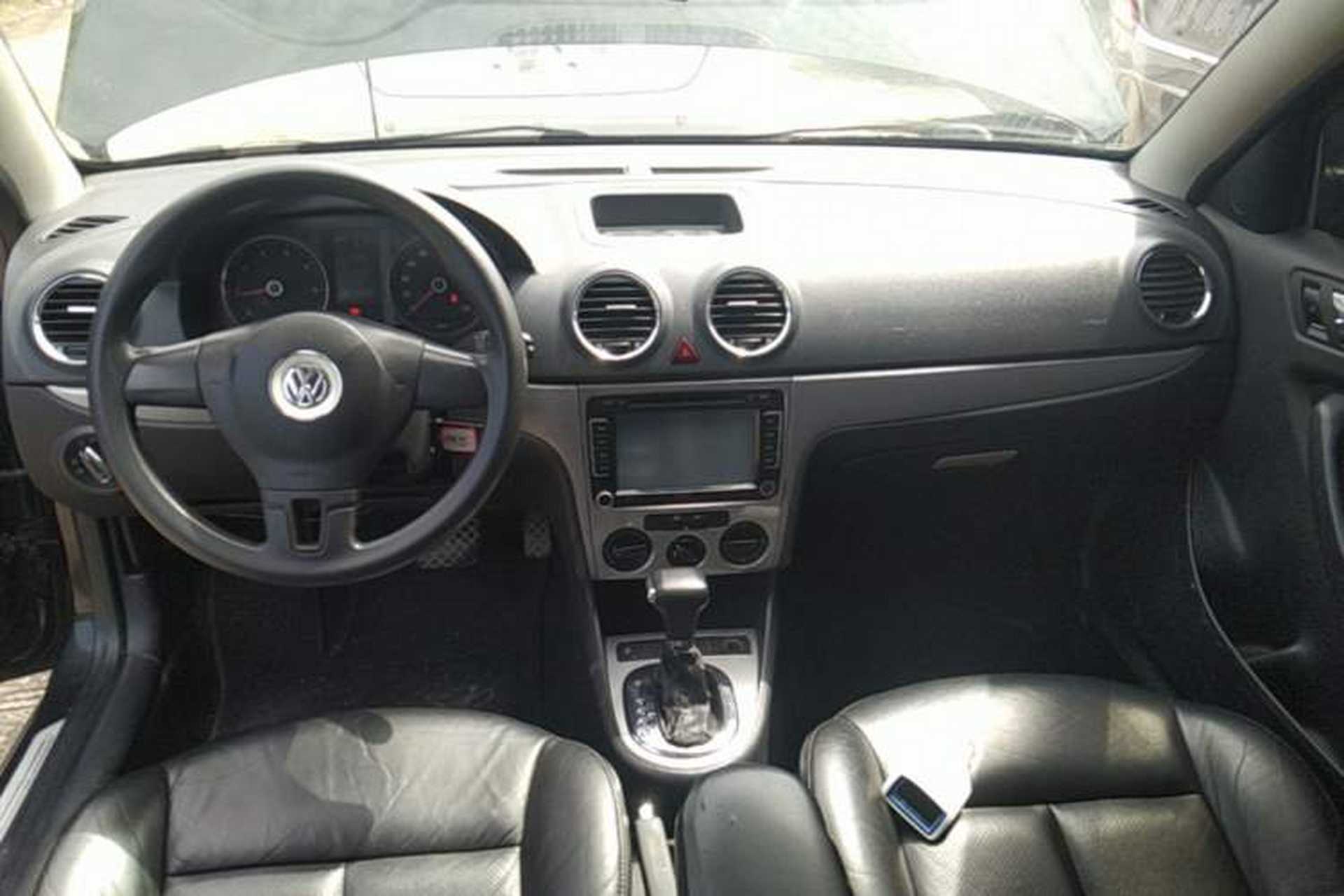 Used Volkswagen Lavida 2011 1.6L Automatic Premium Edition Center Console