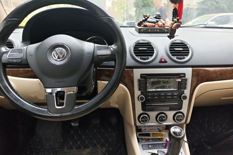 Used Volkswagen Lavida 2011 1.4 TSI Manual Prestige Edition Center Console
