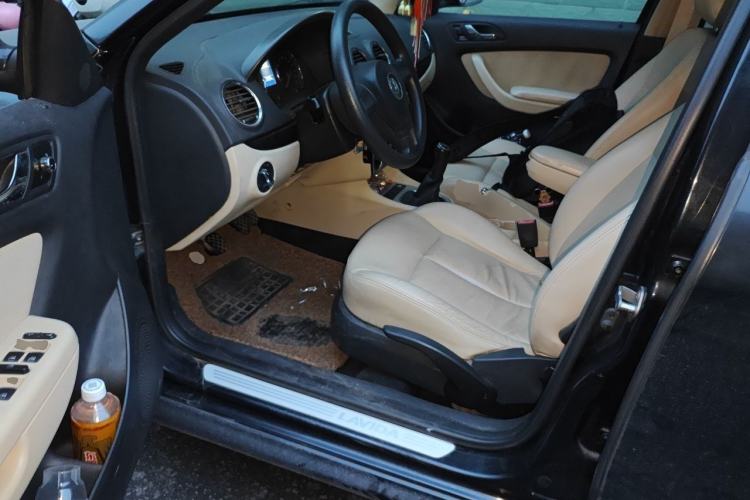 Used Volkswagen Lavida 2011 1.6L Manual - Premium Edition Driver Seat