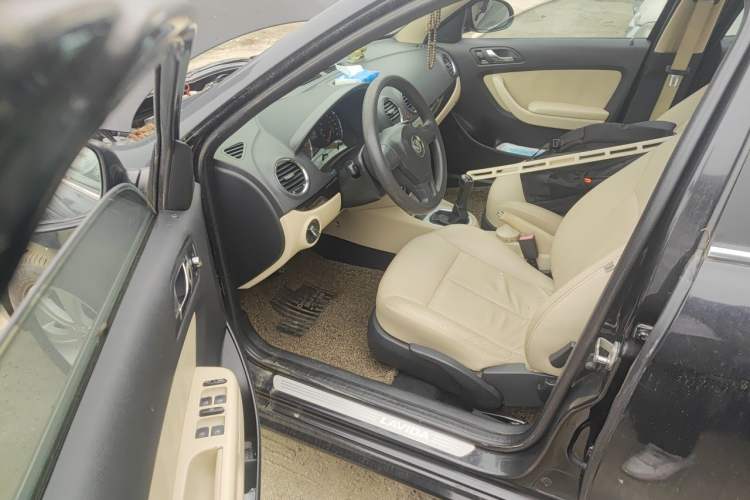 Used Volkswagen Lavida 2011 1.6L Manual - Premium Edition Driver Seat
