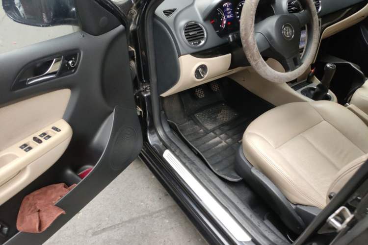 Used Volkswagen Lavida 2011 1.6L Manual - Premium Edition Driver Seat